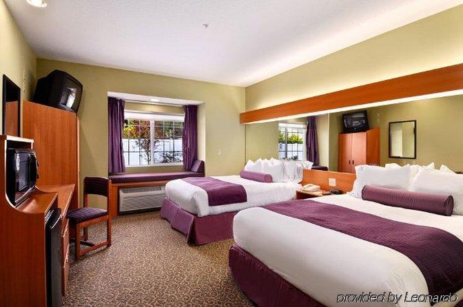 Stay Beyond Inn & Suites Elma Zimmer foto